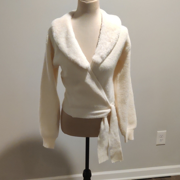 Wayf Sweaters - Wayf Cream Wrap Cardigan Detachable Collar Size S